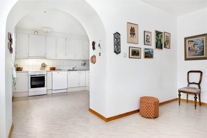 Wide romance arch in the interior of the kitchen