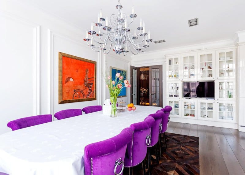 The combination of orange and purple in the interior of the dining room