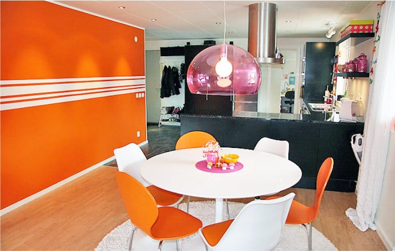 The combination of pink and orange in the interior of the kitchen