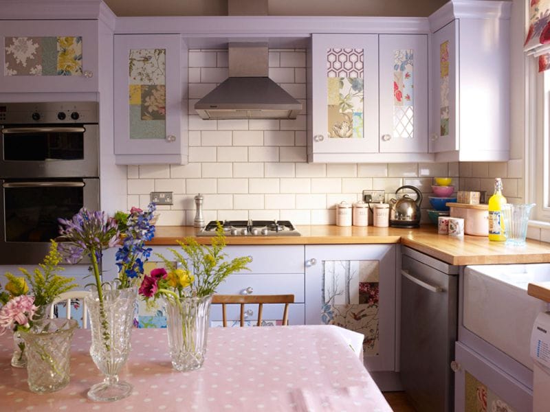 Intérieur de cuisine dans des tons monochromes dans des tons lilas