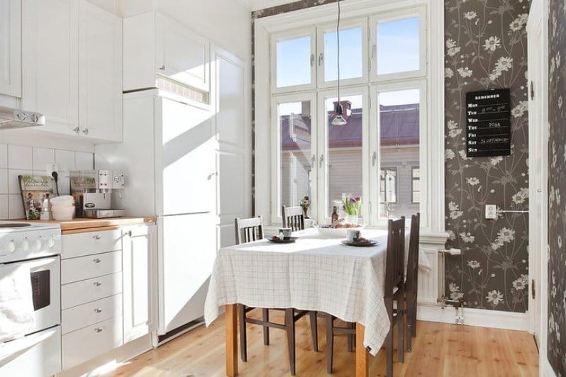 Brown wallpaper in the interior of the kitchen