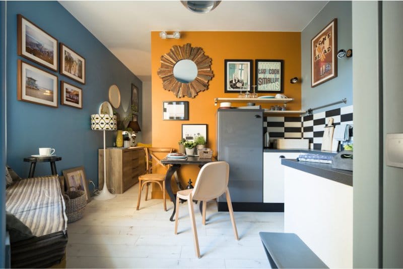 Orange-blue walls in the interior of the kitchen