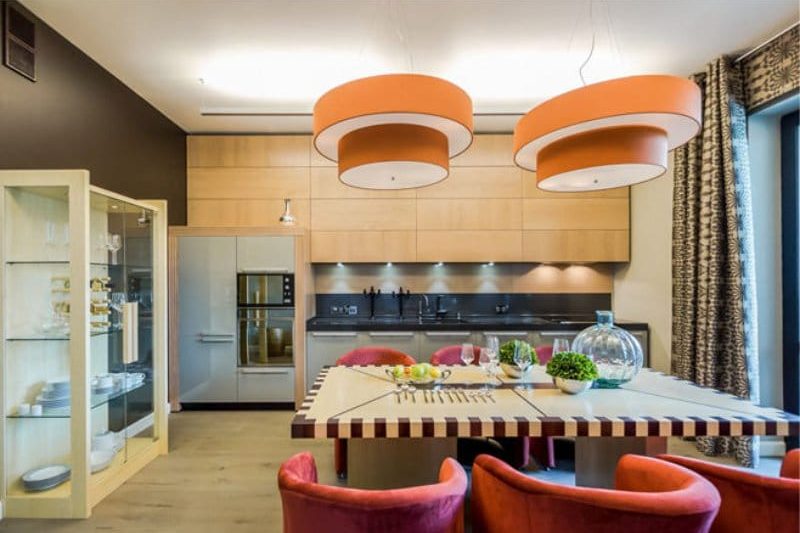 Orange and brown shades in the interior of the kitchen