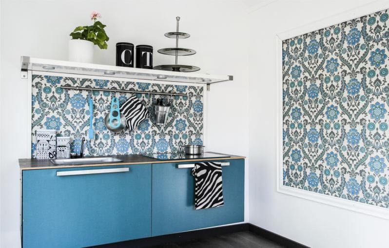 Blauwe schort in het interieur van de keuken