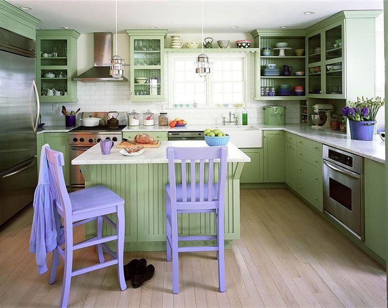 Groene keuken met lila stoelen