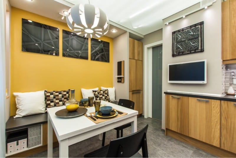 Yellow and brown shades in the interior of the kitchen