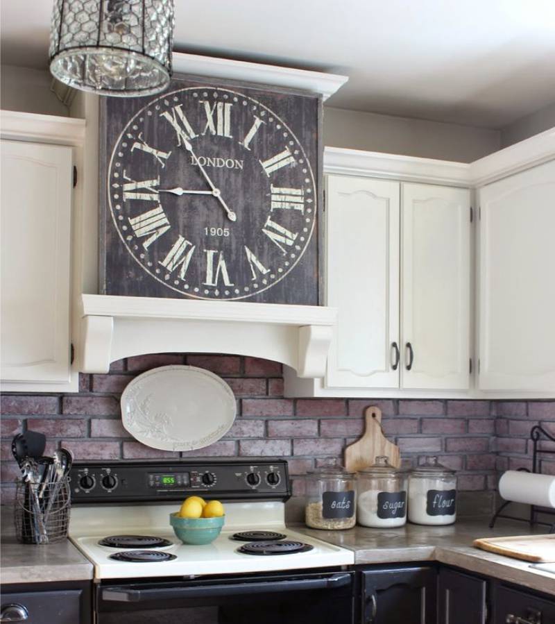 Clock in the interior of the kitchen