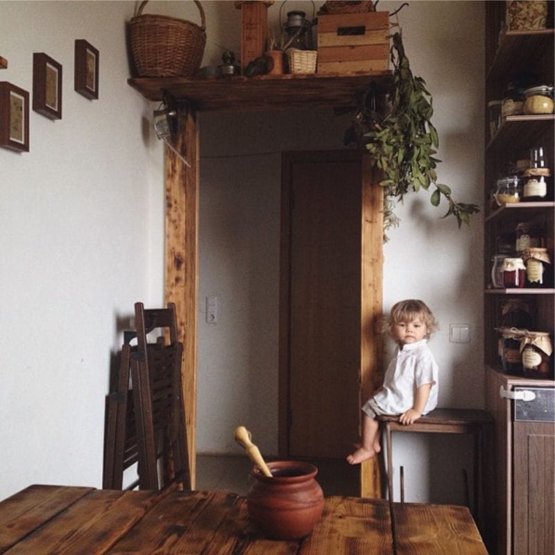 Cuisine intérieure dans le style de la hutte russe