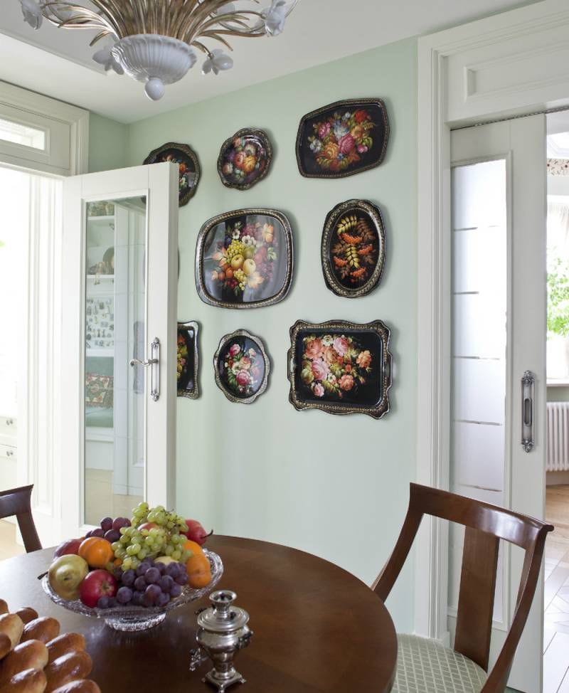 Zhostovo trays in the interior of the kitchen