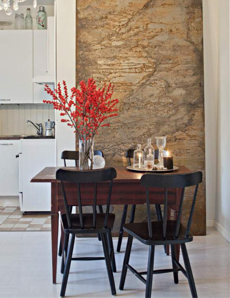 Decorative plaster with gold in the interior of the kitchen