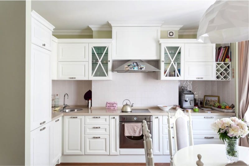 Interior dapur dalam warna-warna cerah.