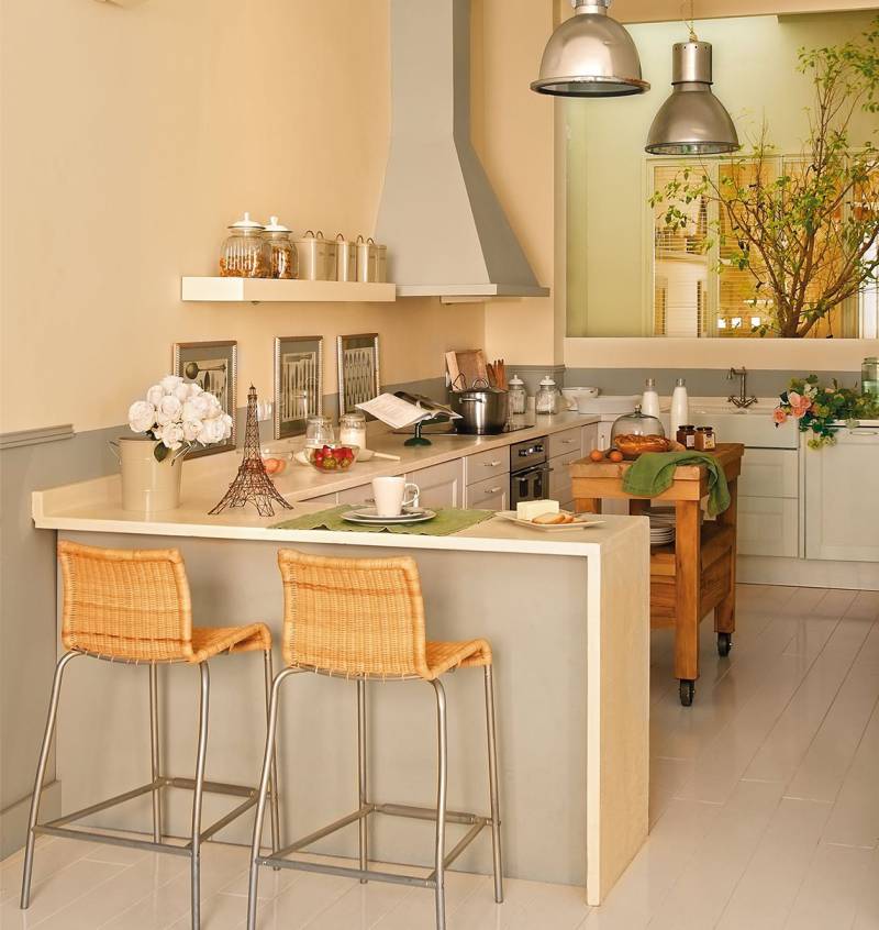 U-shaped kitchen layout