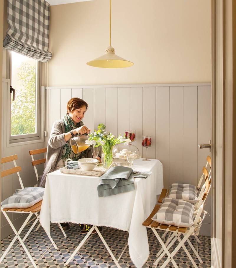 Mobilier de jardin dans la zone intérieure de la cuisine de 8 mètres carrés. m