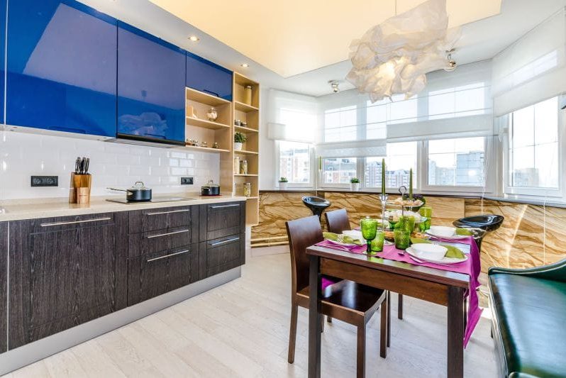 Kitchen design with bay window and double-row set