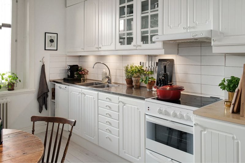 Single row kitchen with an area of ​​13.7 square meters. m