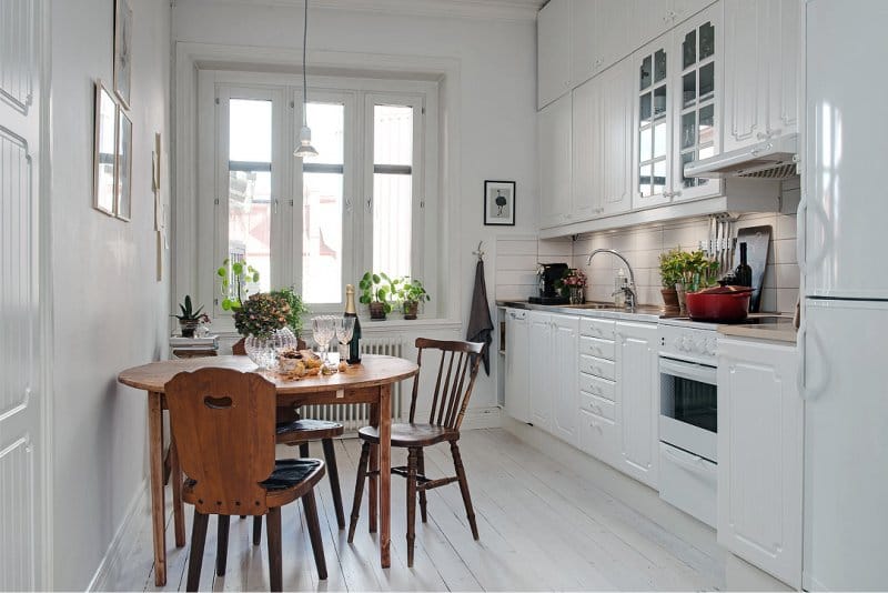 Single row kitchen with an area of ​​13.7 square meters. m