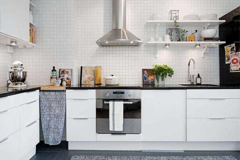 Corner kitchen of 14 square meters. meters in Scandinavian style