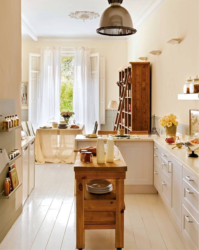 Rideaux blancs à l'intérieur de la cuisine-salle à manger dans le style de la Provence