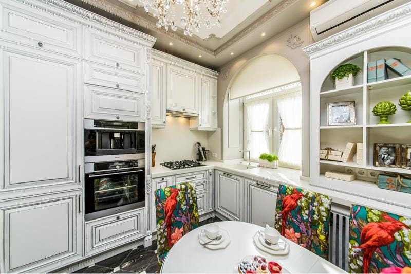 Stained glass cornice with tulle in the interior of the kitchen