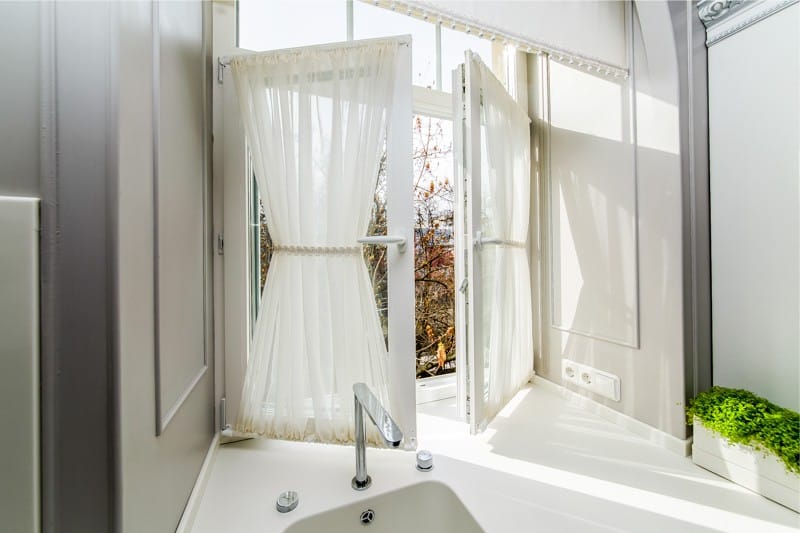 Stained glass cornice with tulle in the interior of the kitchen