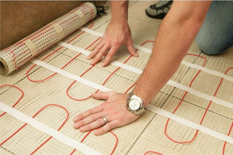 Pose de câble chauffant au sol infrarouge sous forme de tapis