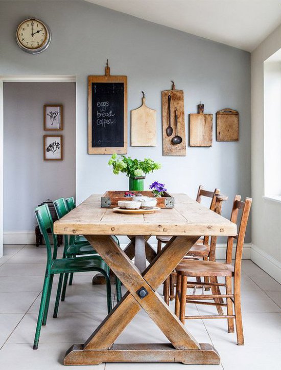 Papan kayu dalam reka bentuk ruang makan