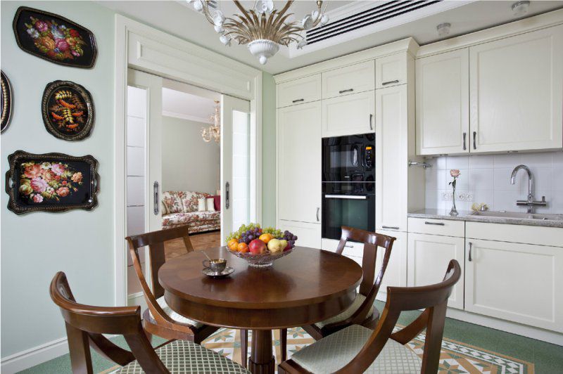 Zhostovo trays in the interior of the kitchen