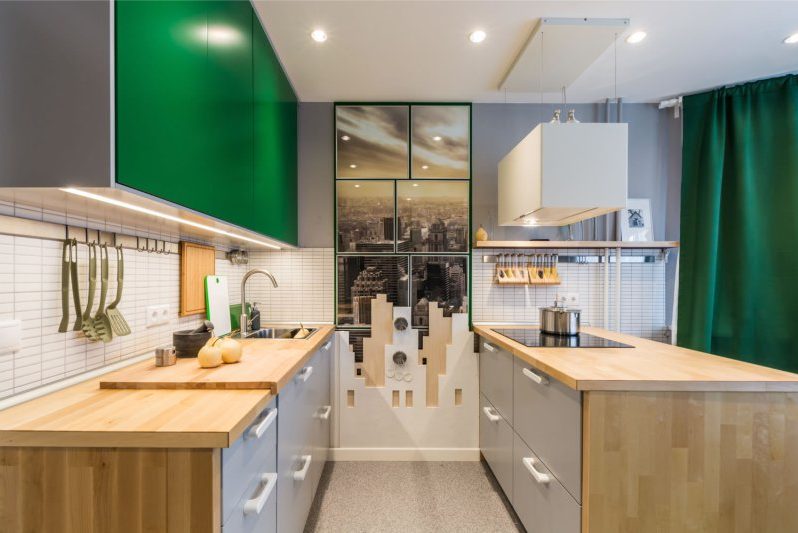 15-meter kitchen with bay window and peninsula