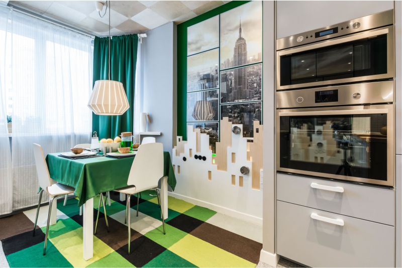 15-meter kitchen with bay window and peninsula