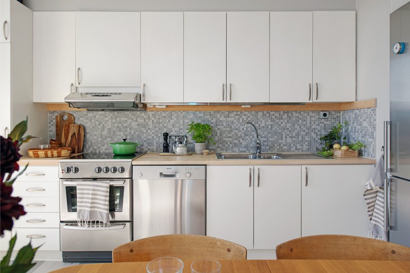 Linear layout in the interior of the kitchen 15 square meters. m