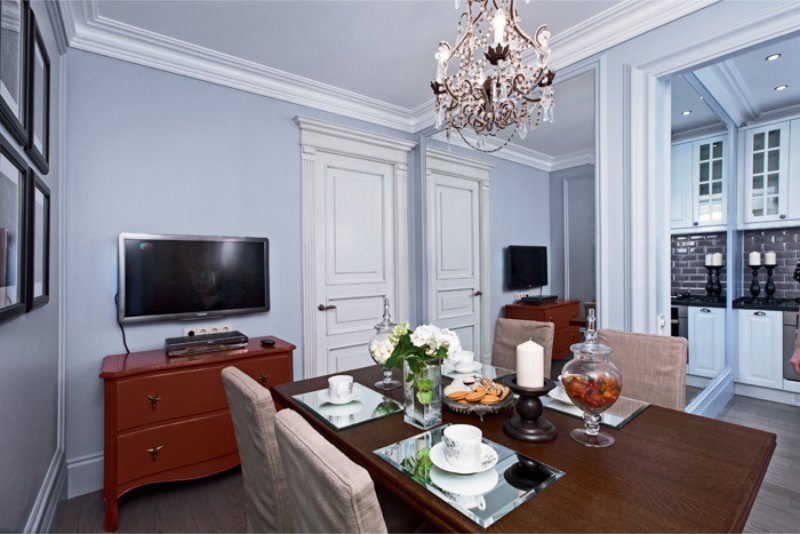 Dining room in full-wall mirror