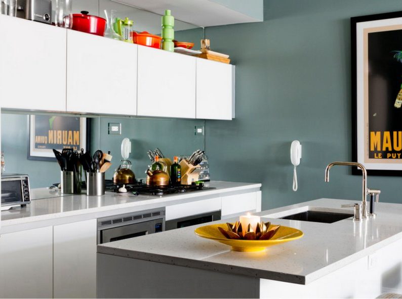 Mirror apron in the interior of a small kitchen