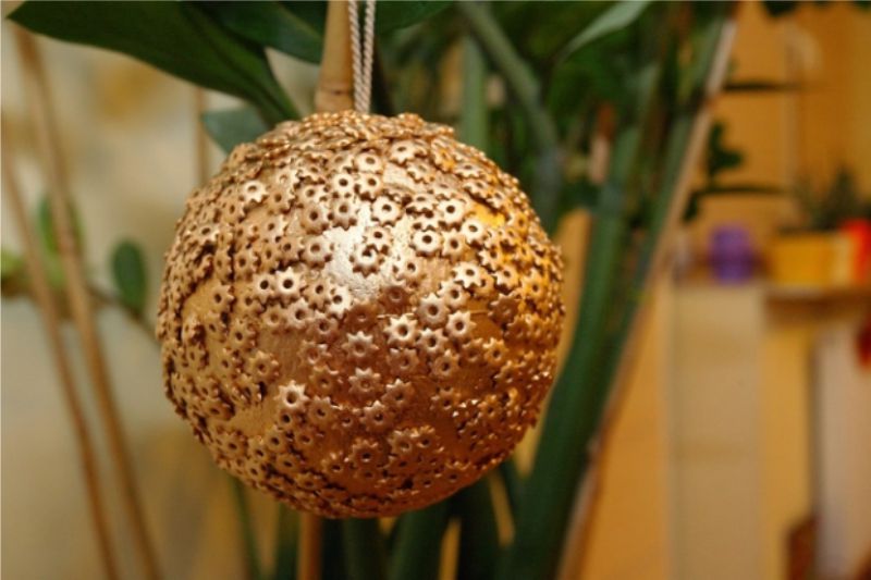 Boule de Noël faite de flans de mousse et d'étoiles de pâtes