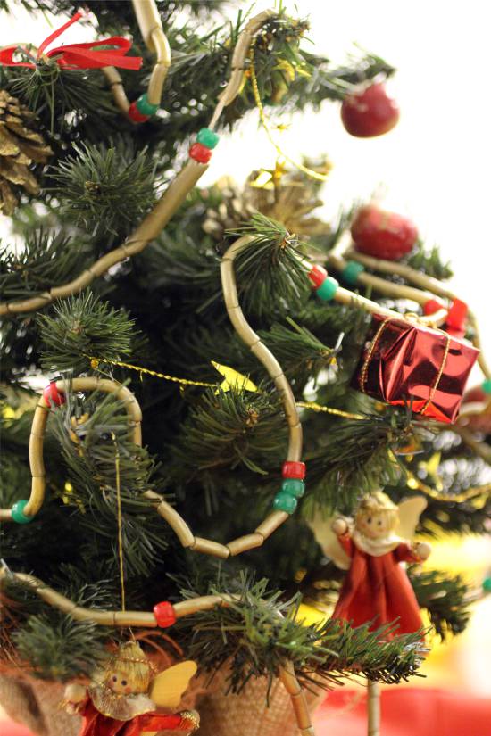 Garland of pasta on the Christmas tree