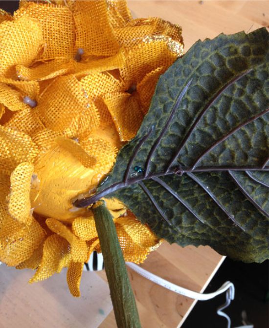 Fastening an artificial leaf to the topiary base