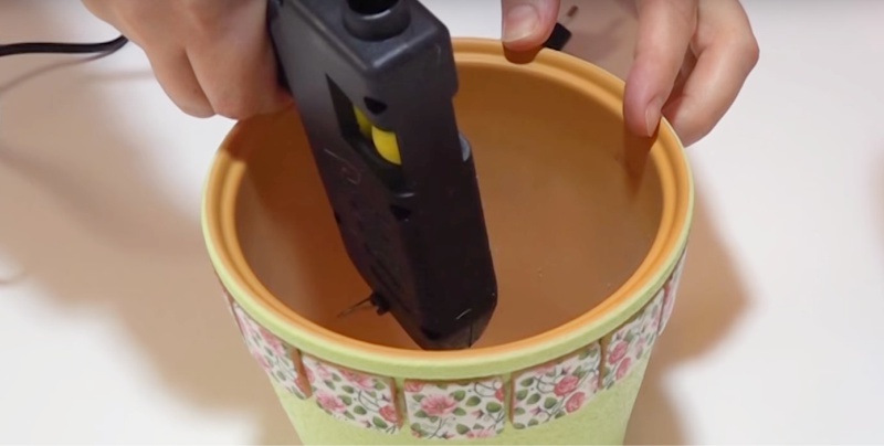 Filling the hole in the pot with glue