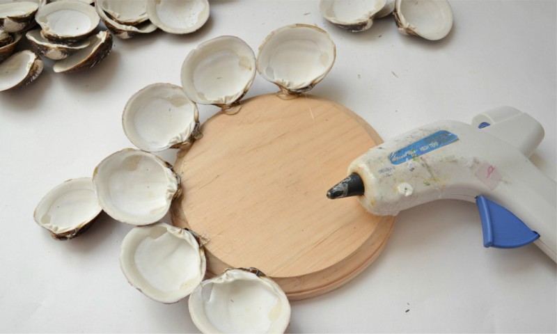 Making a candlestick from seashells