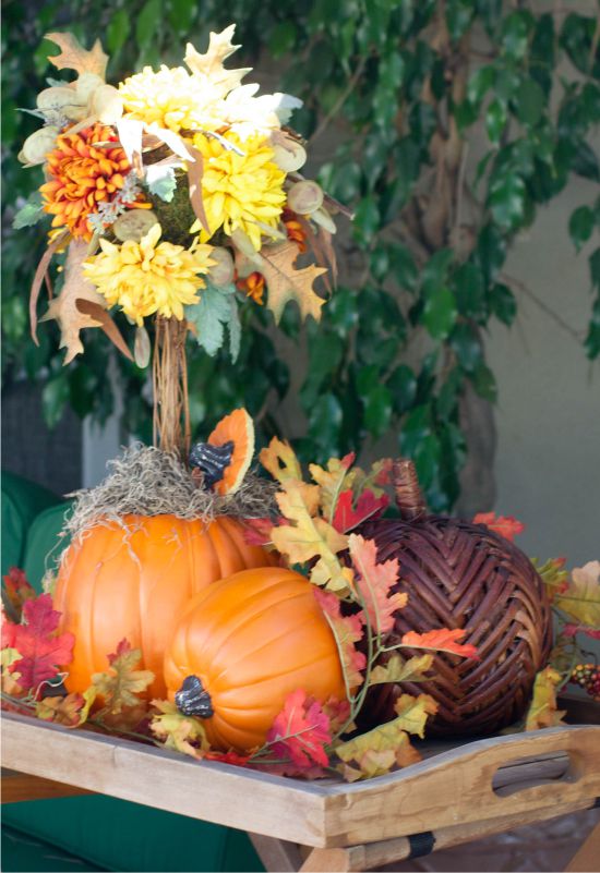 Topiaire de citrouille, feuilles et fleurs d'automne