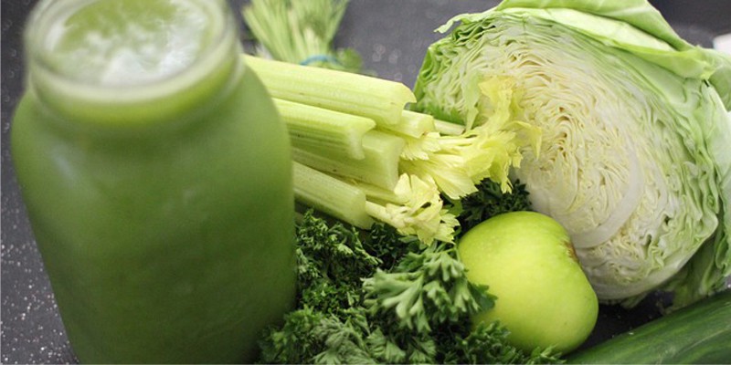 Cabbage juice, green apples and herbs