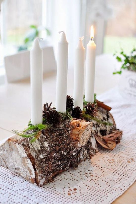 Chandelier en bois sur la table