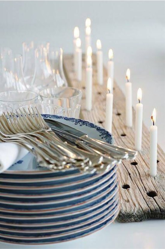 Chandelier en bois sur la table