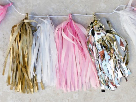 Kertas tassels di garland