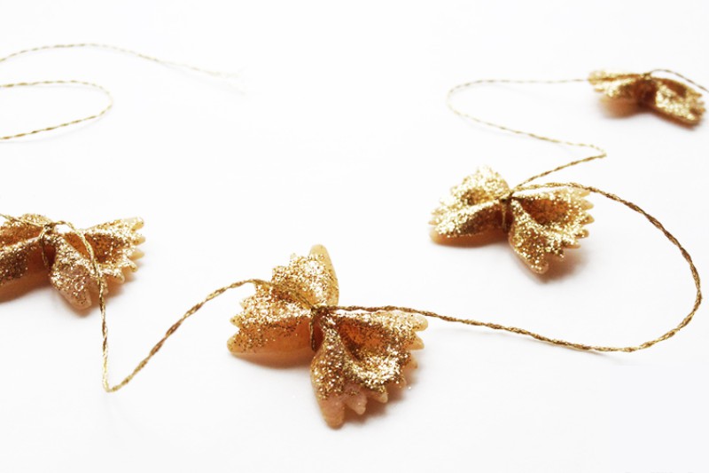 Makaroni Butterfly Garland