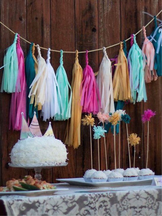 Making a sweet table garland of tassels