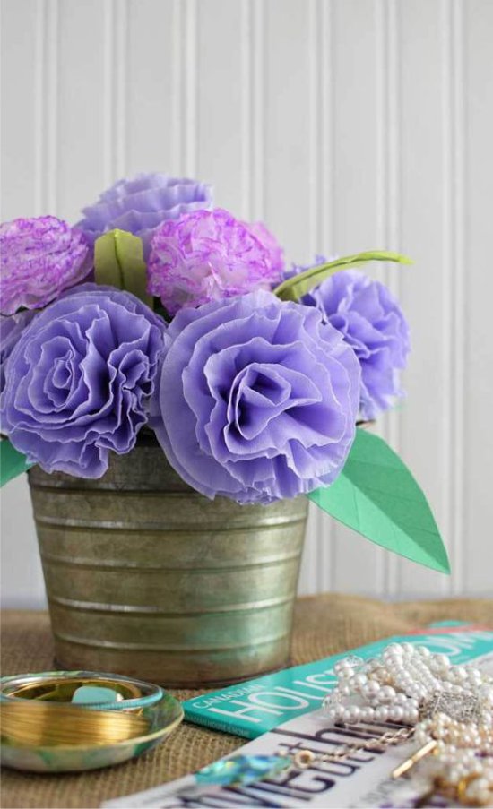 Fleurs en papier dans un pot