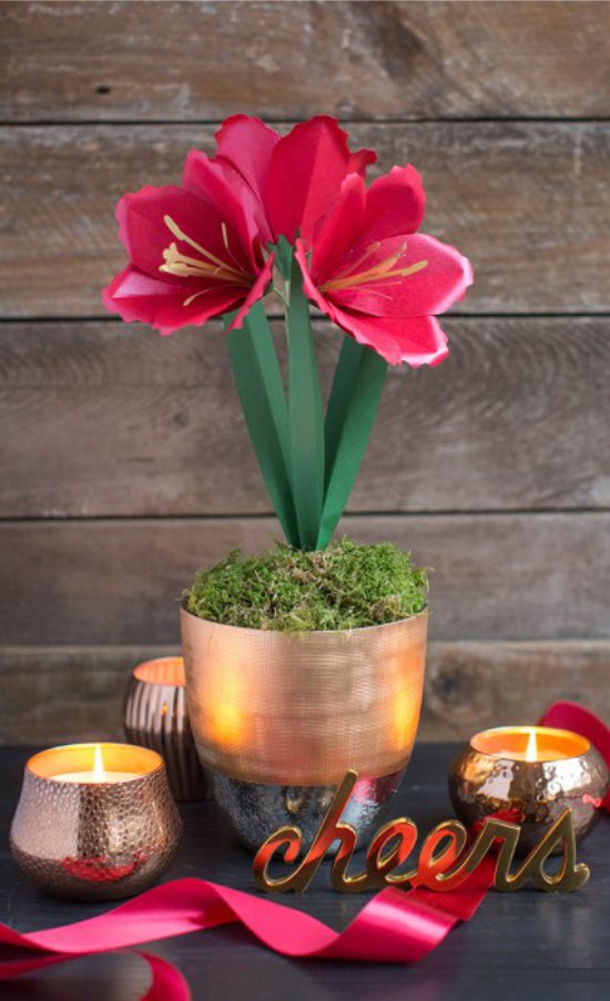 Fleurs en papier dans un pot