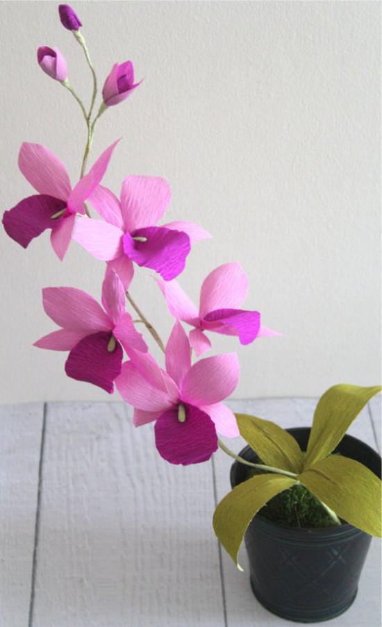 Fleurs en papier dans un pot