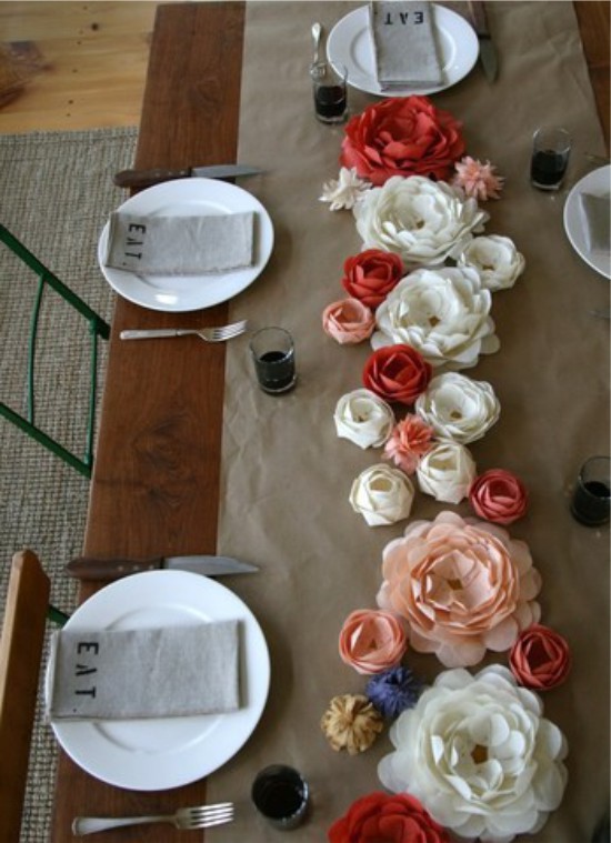 Fleurs de papier ondulé sur la table de fête