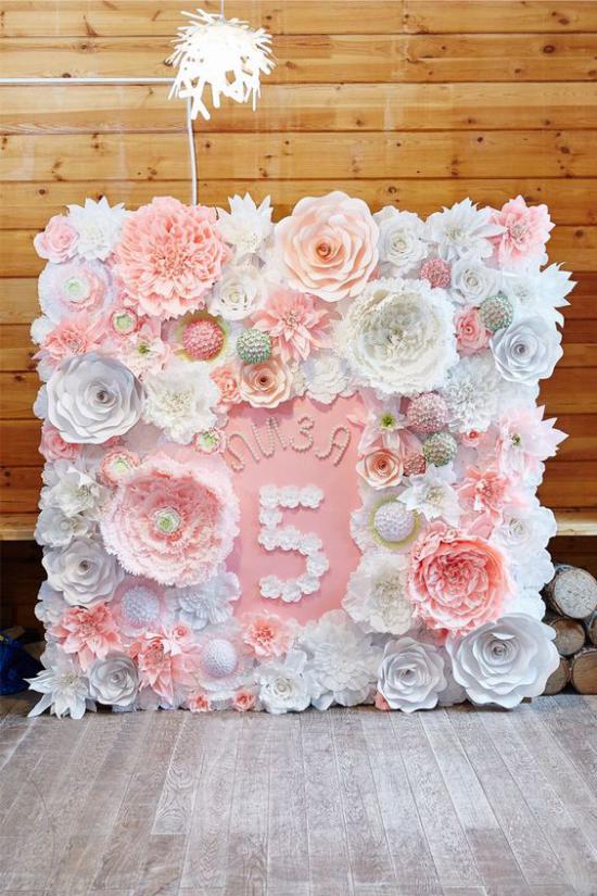 Zone de photo pour enfants avec des fleurs pour l'anniversaire