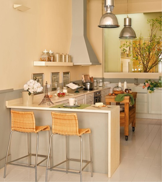 U-shaped kitchen with a mobile island